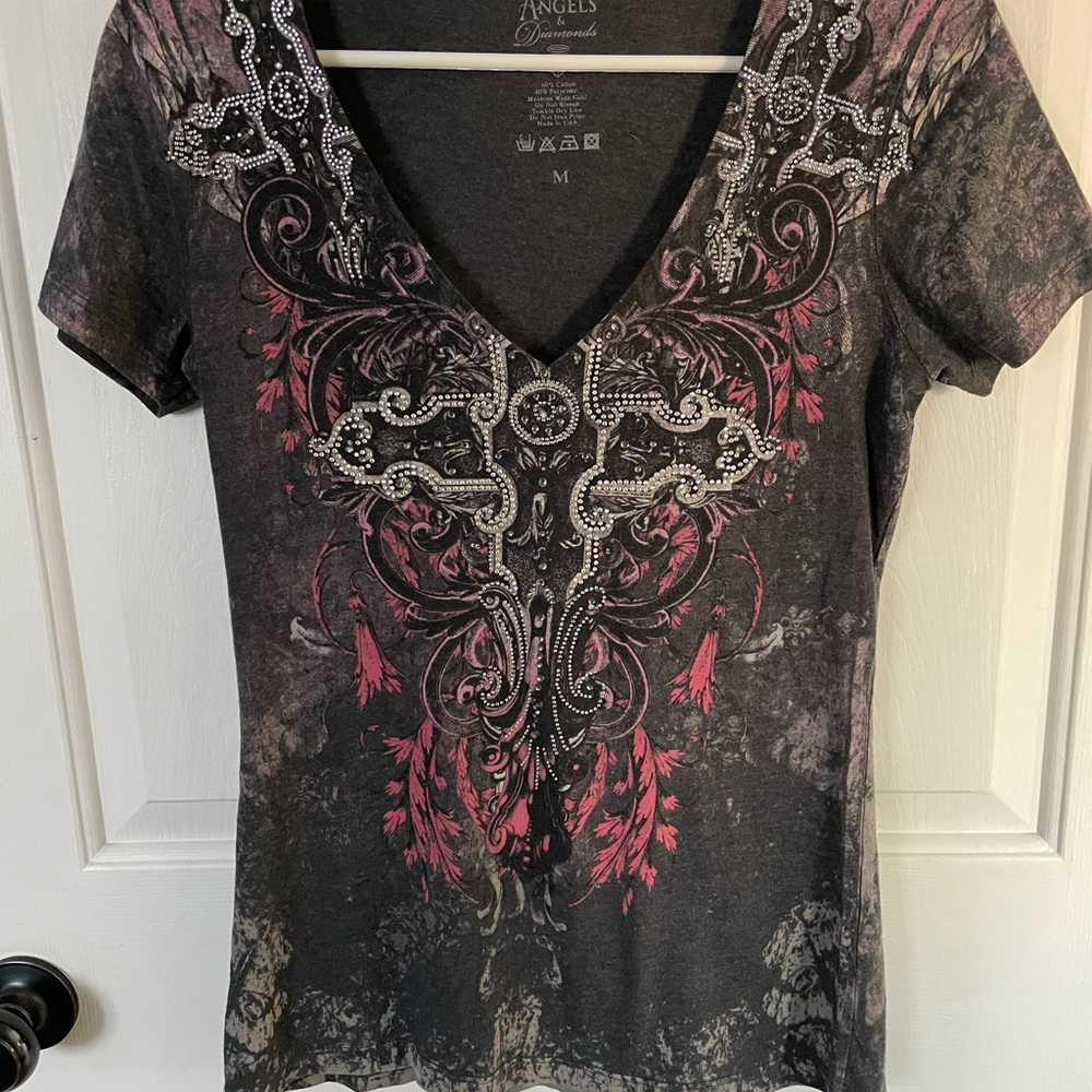 Buckle Angles & Diamonds V neck T-shirt
